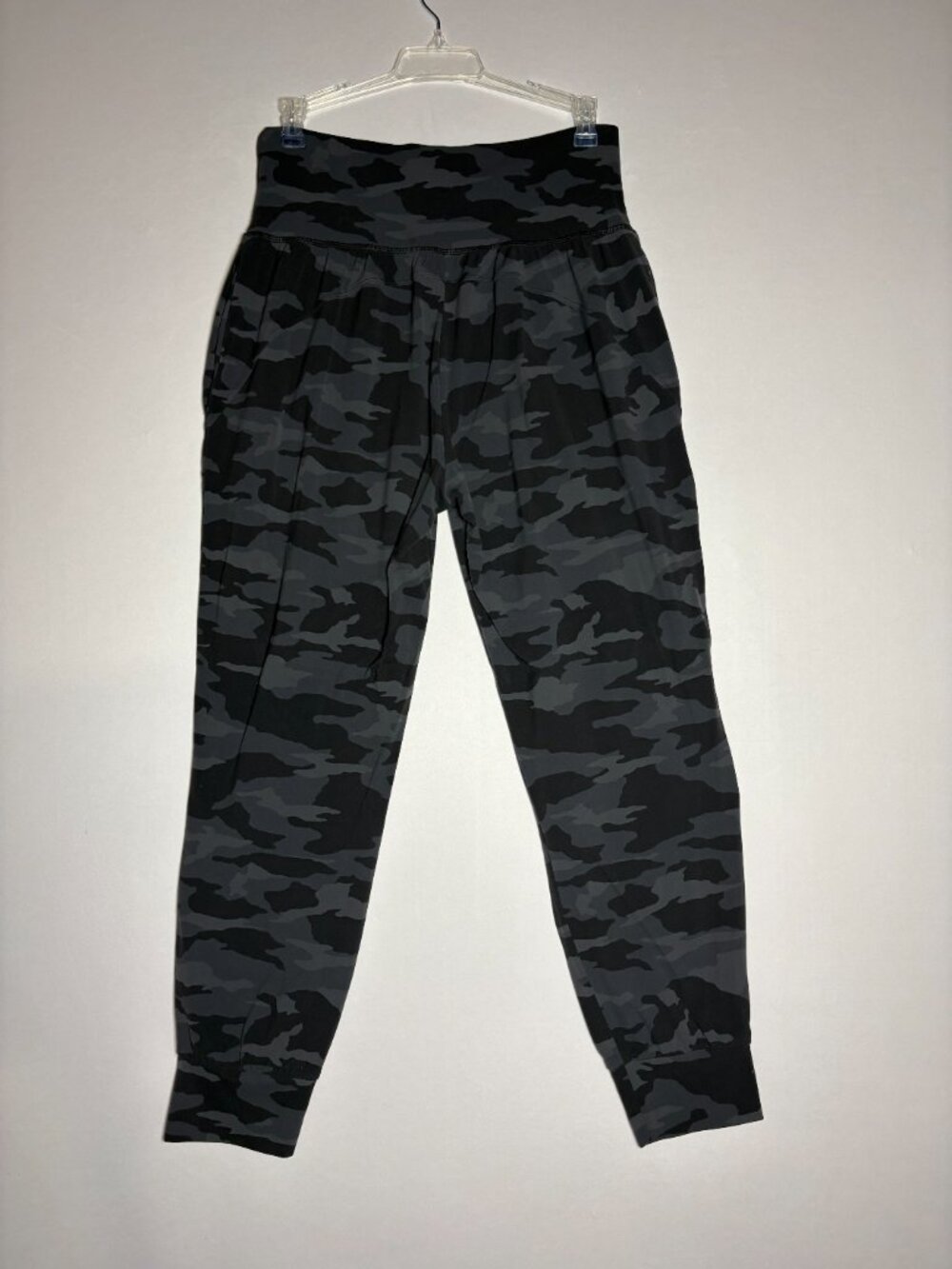 Athleta Salutation Camo Joggers Size M